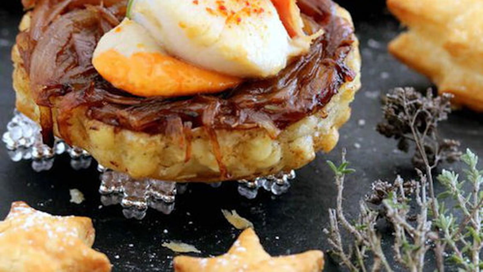 Tatin d'échalotes caramélisées et sa coquille Saint-Jacques au beurre de sauge