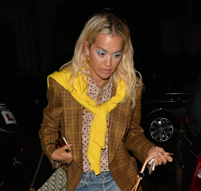 Flop&nbsp;: Rita Ora et son fard &agrave; paupi&egrave;res turquoise