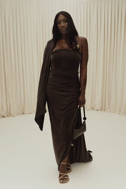Aya Nakamura en robe marron au défilé Jacquemus "Le Raphia"
