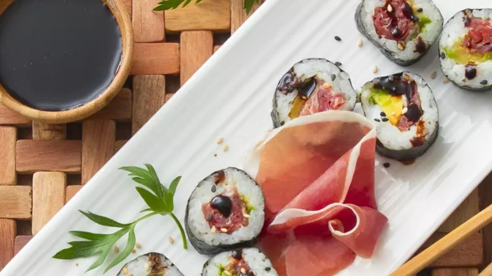 Hosomaki au jambon de Parme et à l'avocat