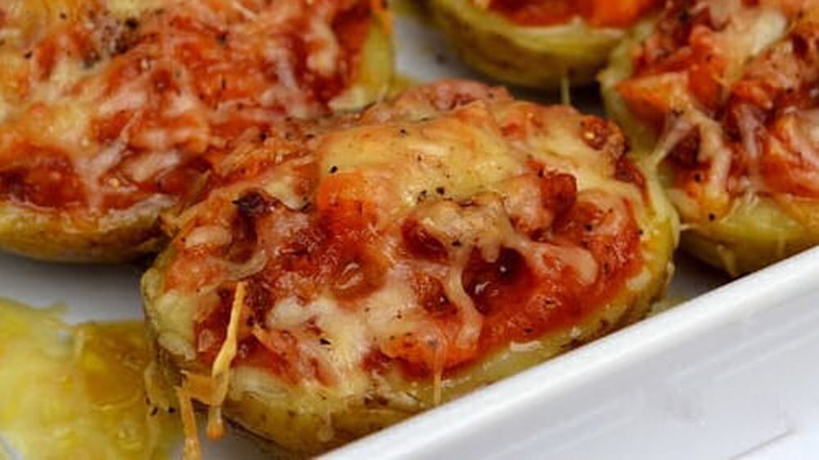 Pommes de terre farcies à la tomate cerise, ail et chorizo