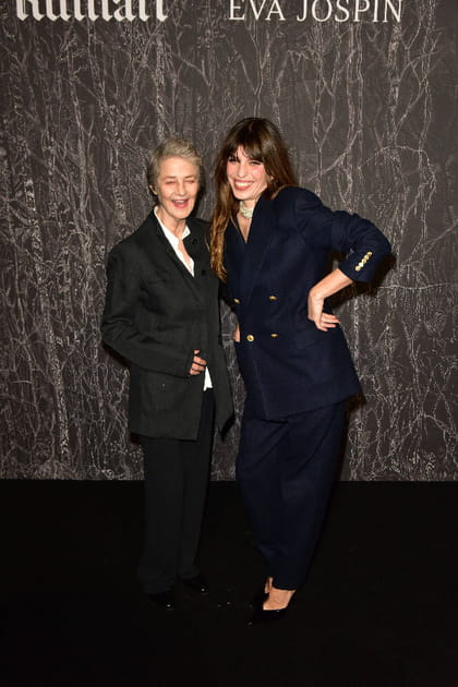 Charlotte Rampling en costume oversize gris