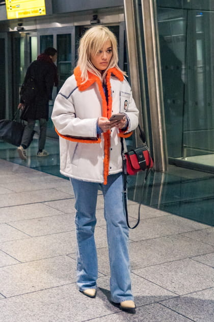 Rita Ora en jean droit et en blouson aux d&eacute;tails color&eacute;s