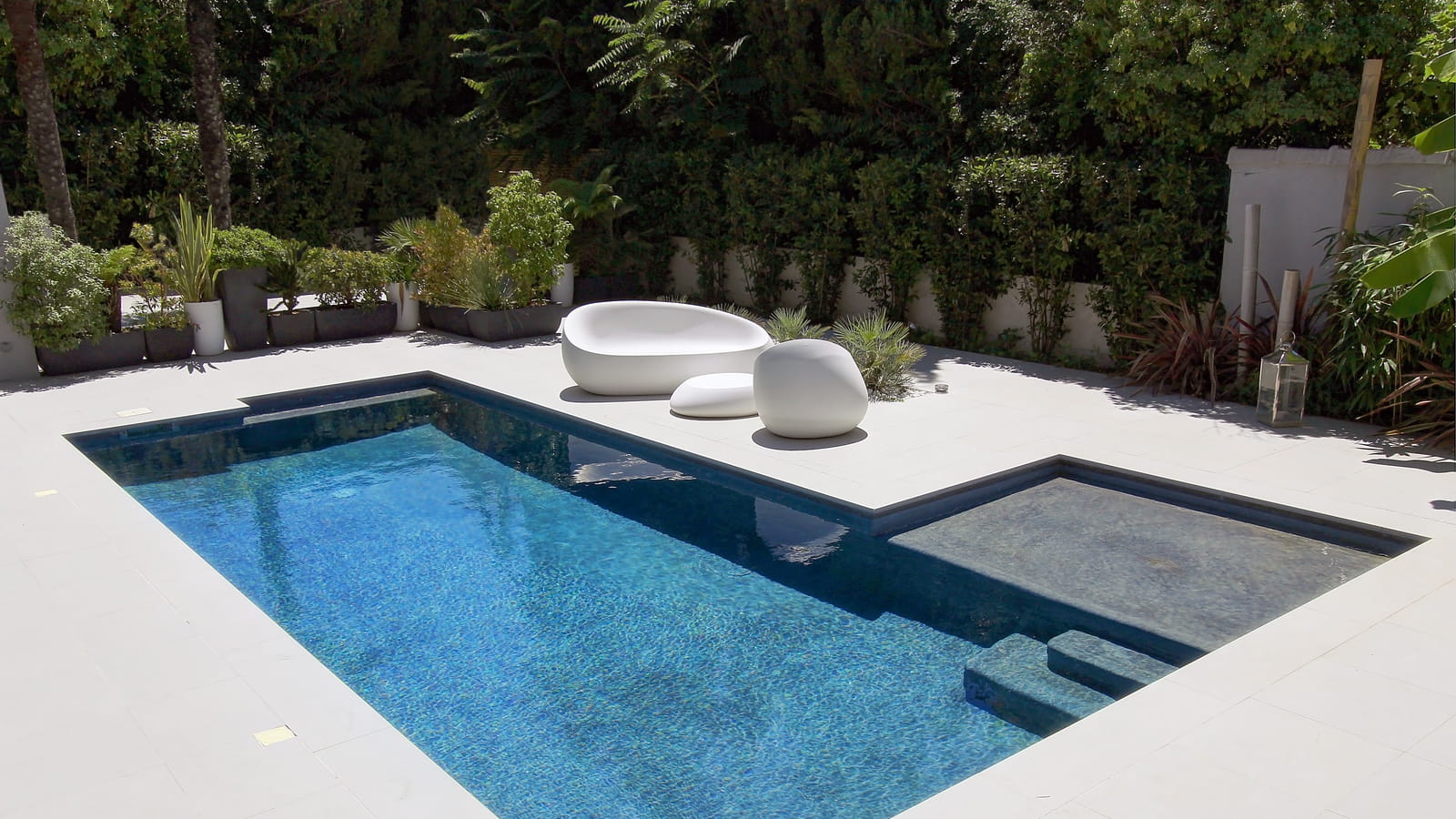 Petite piscine angulaire