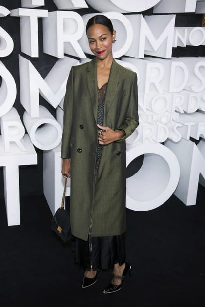 Zoe Saldana en manteau long kaki