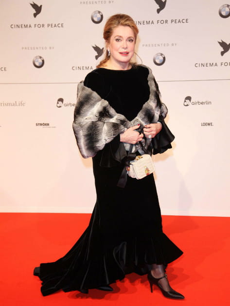 Catherine Deneuve en robe longue noire et fourrure