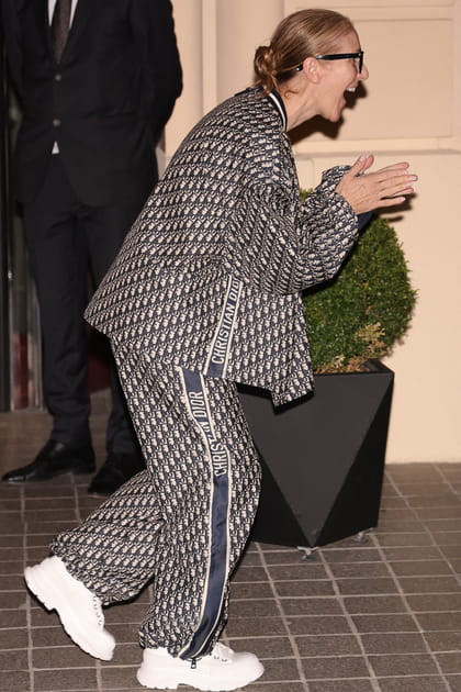 Céline Dion, folle de joie face à ses fans devant le Royal Monceau