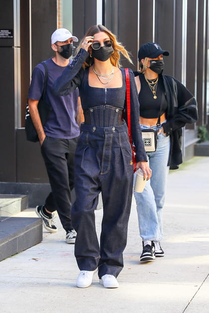 Hailey Bieber en total look denim