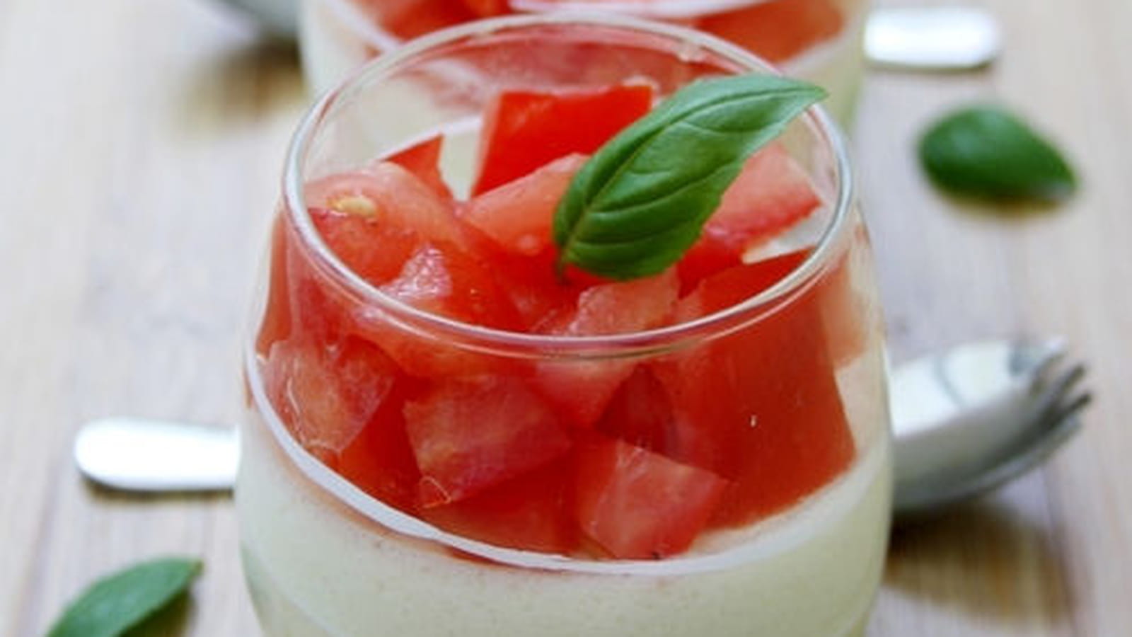 Verrines italiennes au pesto, mousse de mozzarella et tomates