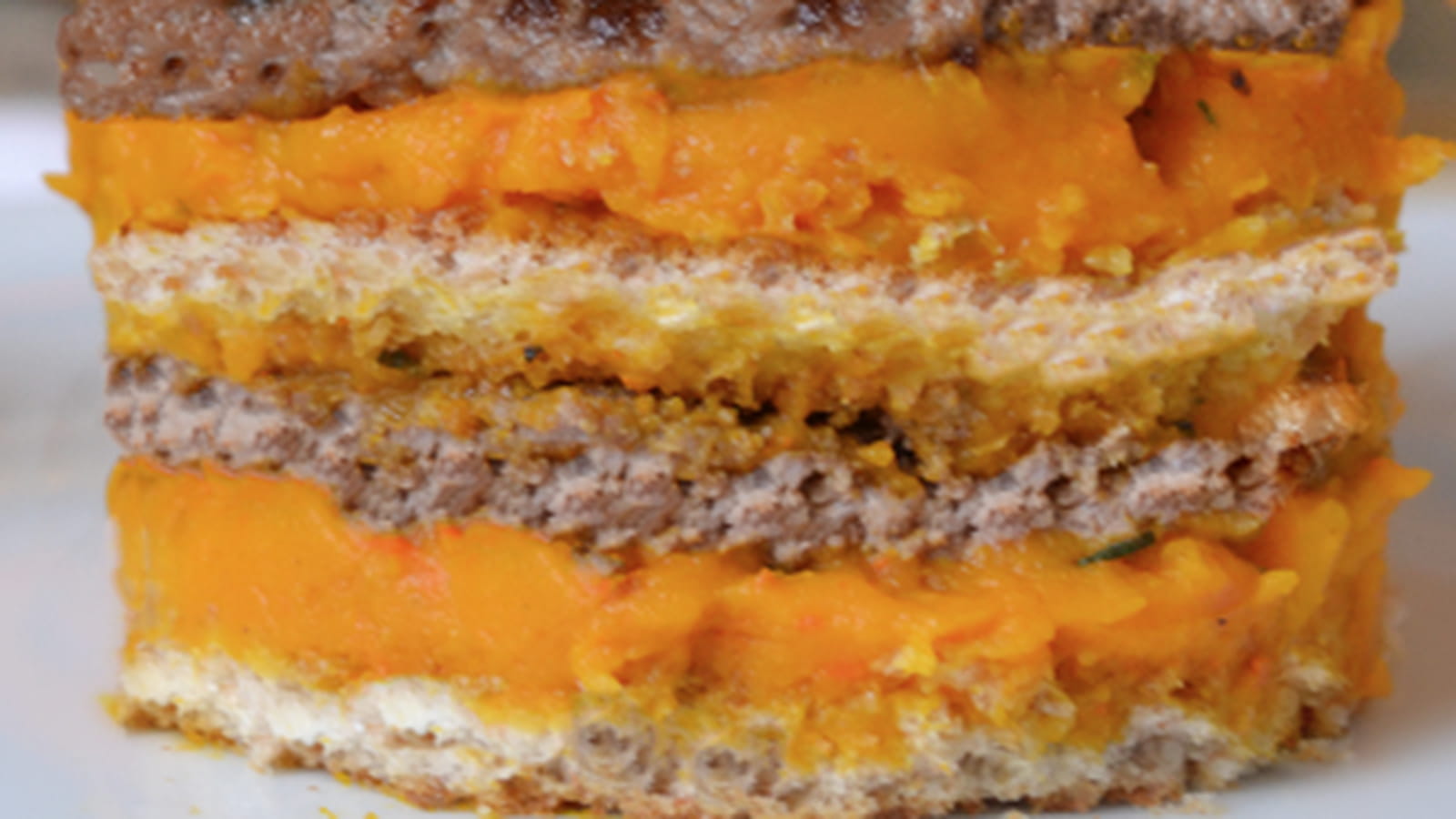 Mille-feuille automnal de potimarron, viande hachée, pain de mie
