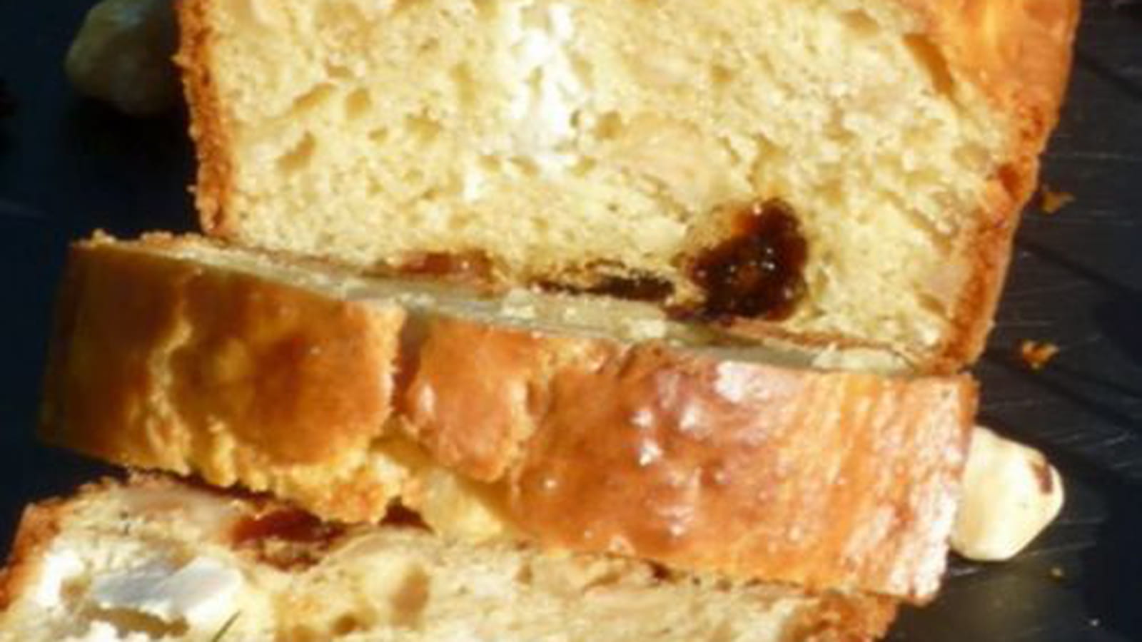 Cake à la féta, noisettes et raisins secs