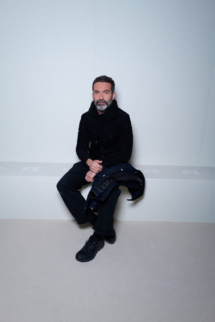 Daniel Roseberry en total look noir au défilé Jacquemus "Le Raphia"