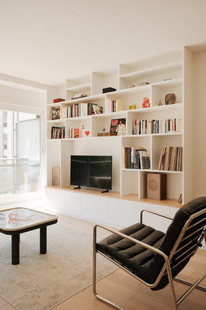 Apr&egrave;s&nbsp;: un salon minimaliste et bien pens&eacute; avec biblioth&egrave;que
