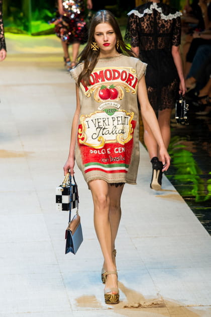 La robe brique de sauce tomate du d&eacute;fil&eacute; Dolce & Gabbana