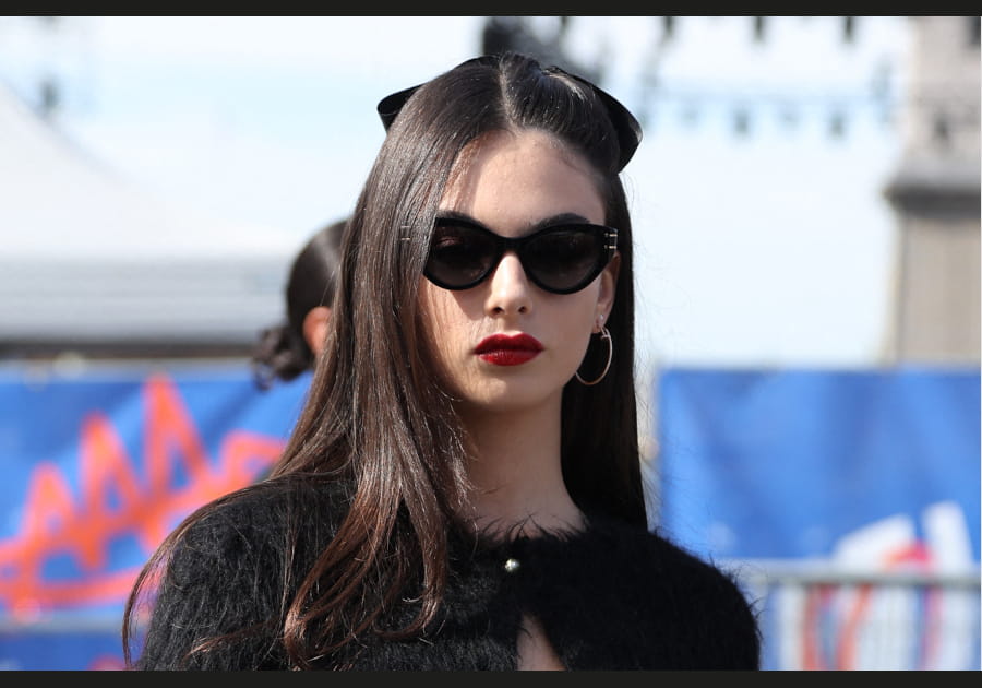 Deva Cassel, vintage avec sa coiffure nou&eacute;e