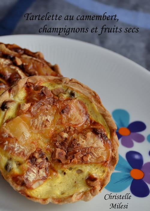 Tartelette au camembert, champignons et fruits secs