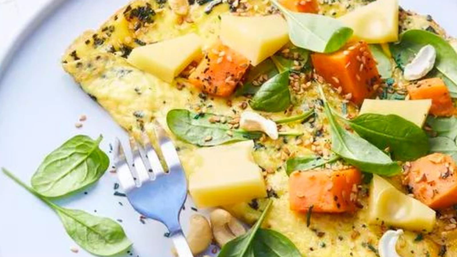 Omelette spiruline, pousses d’épinards et dés d’Emmentaler