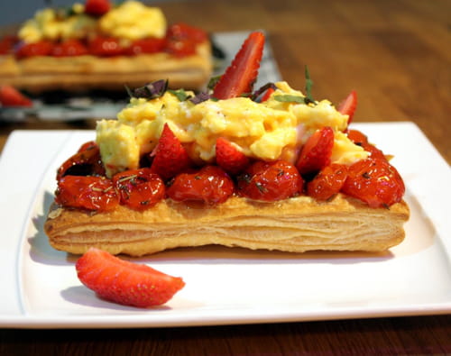 Tarte fine aux oeufs brouillés, fraises fraîches et tomates confites