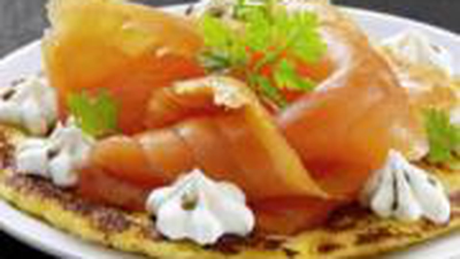 Blinis, truite fumée et chantilly aux cèpes