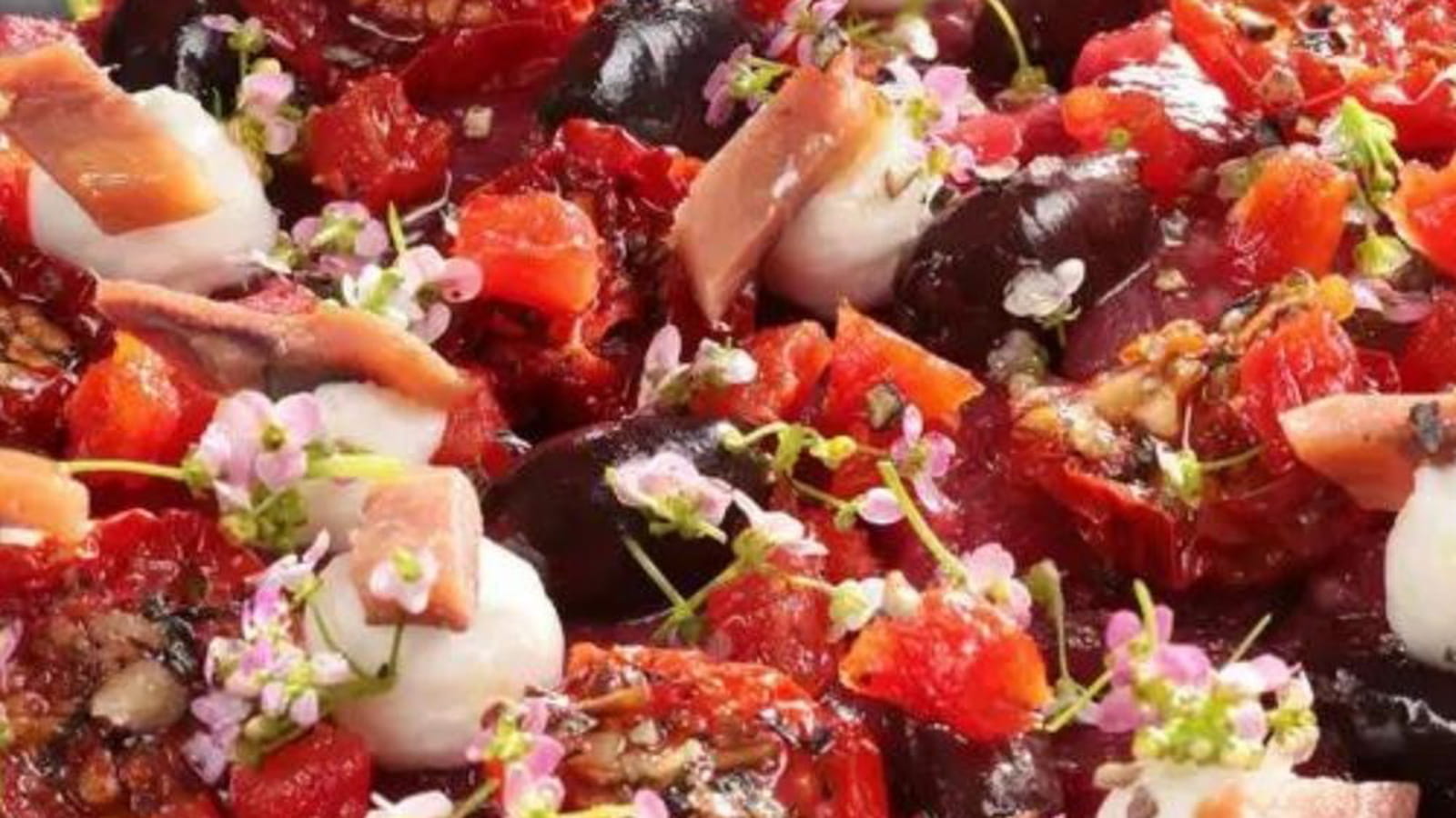 Ceviche de filet de boeuf, bavarois d'anchois, tomates confites et olives taggiasche