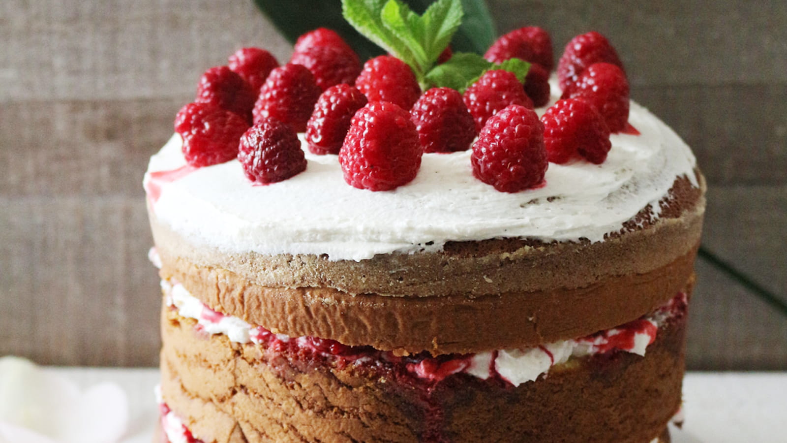 Chiffon cake aux framboises et sirop de framboises-roses