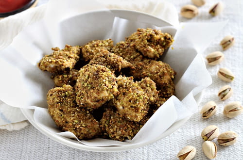 Blancs de poulet panés aux pistaches Wonderful™, façon nuggets au four