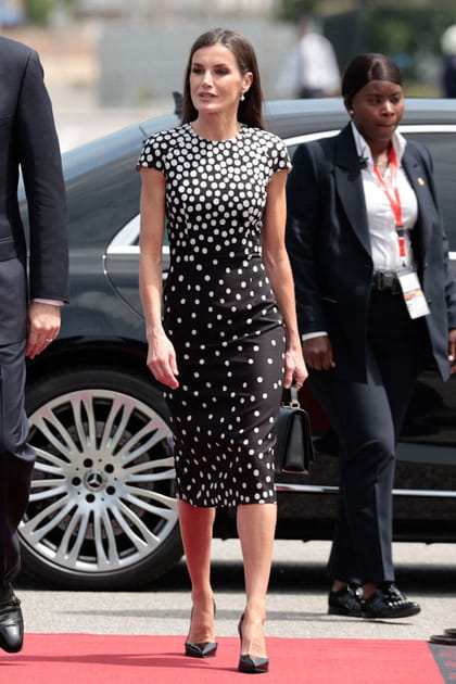 Letizia d'Espagne en robe noire à pois blancs José Hidalgo et escarpins Prada