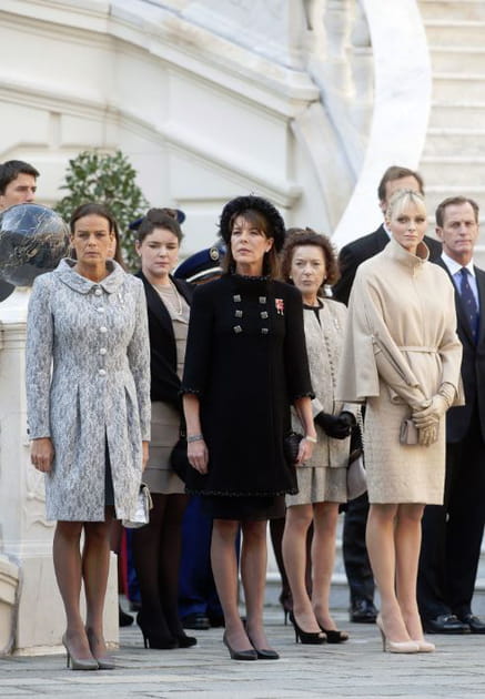 Caroline de Monaco en manteau boutonné