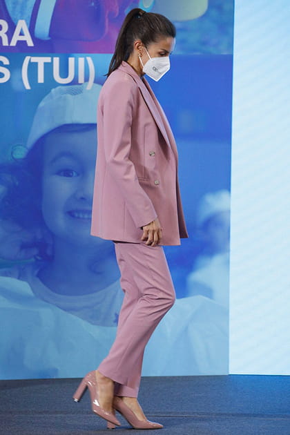 Letizia d'Espagne en costume pantalon rose poudré