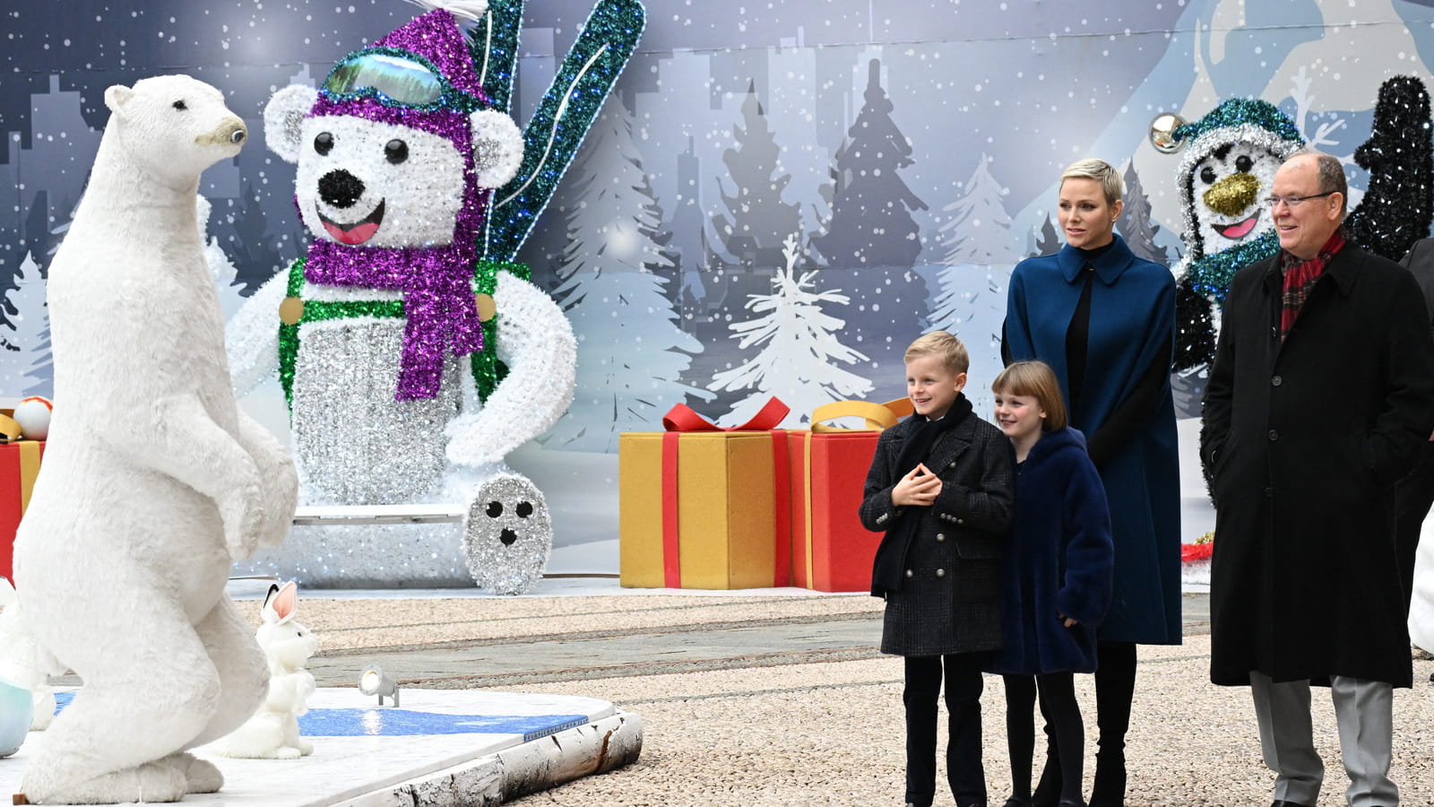 Charlene, Jacques, Gabriella et Albert de Monaco, Noël dans la cour du palais