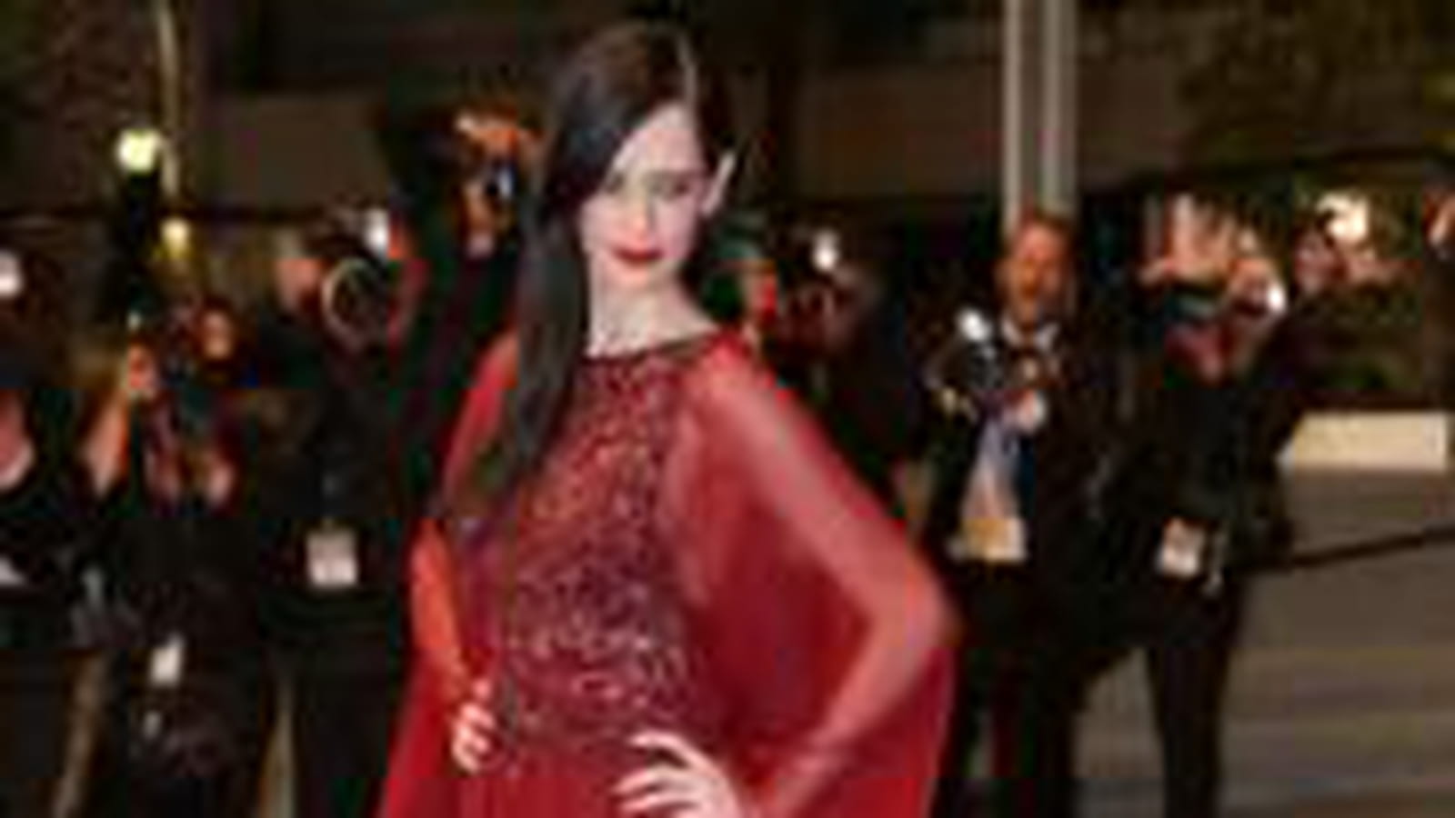 Eva Green, impréatrice en robe Elie Saab