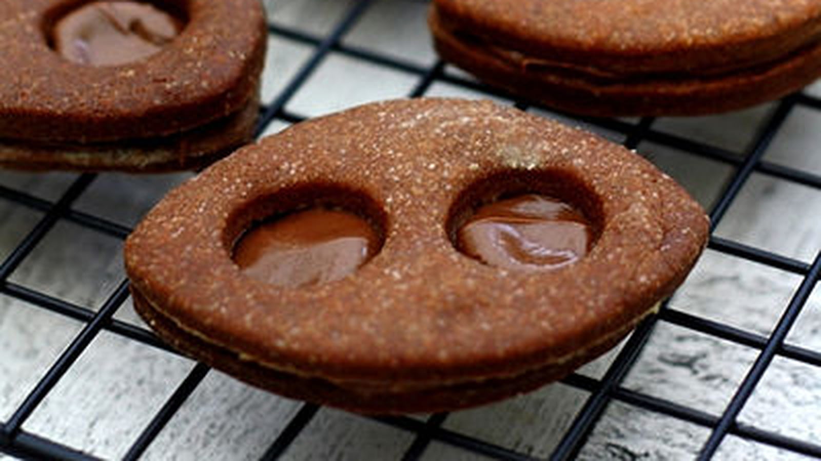 Biscuits Lunettes au chocolat fourrés à la pâte à tartiner
