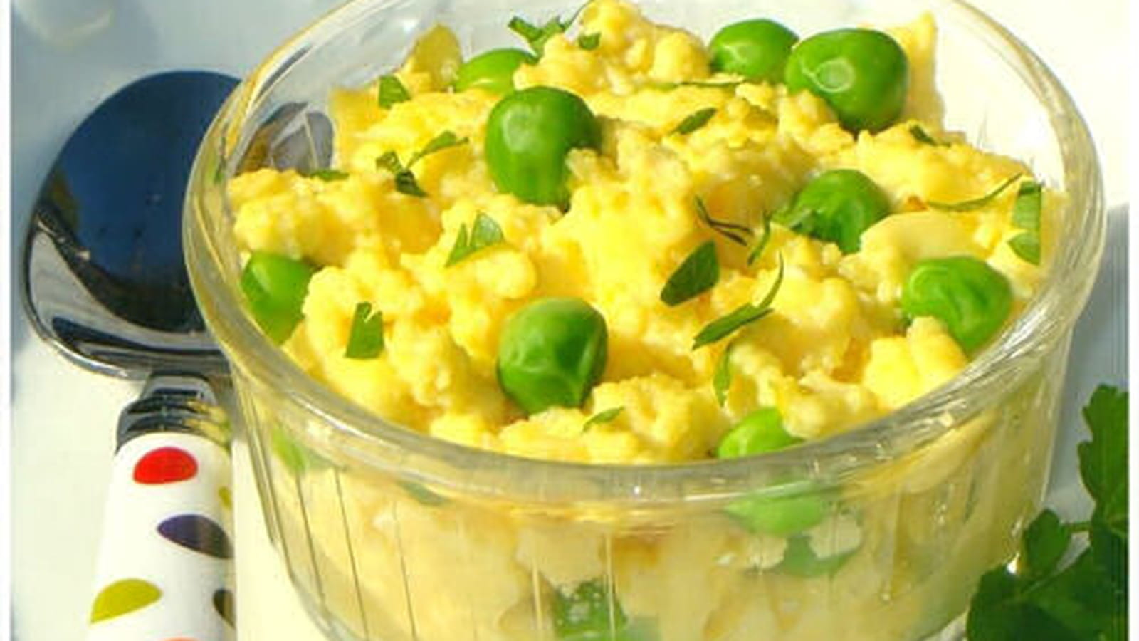 Oeufs brouillés aux petits pois frais
