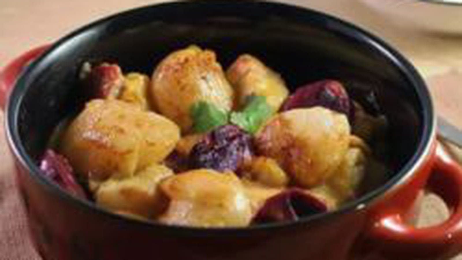 Cassolette de Saint-Jacques, saumon, cabillaud, carottes violettes et safran