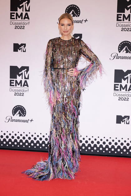 Leonie Hanne en robe multicolore transparente &agrave; sequins et &agrave; plumes