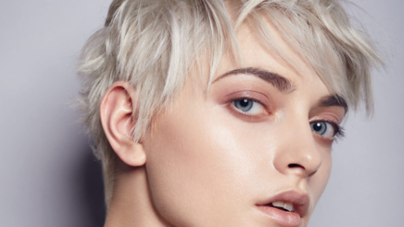 Le blond aux reflets gris