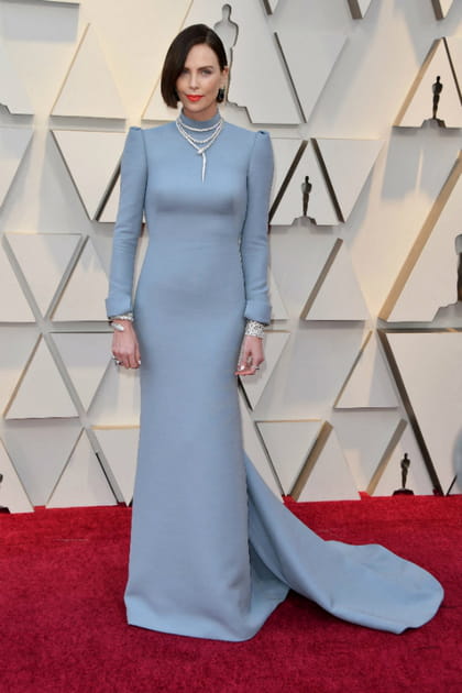 Charlize Theron en robe longue bleu clair Dior