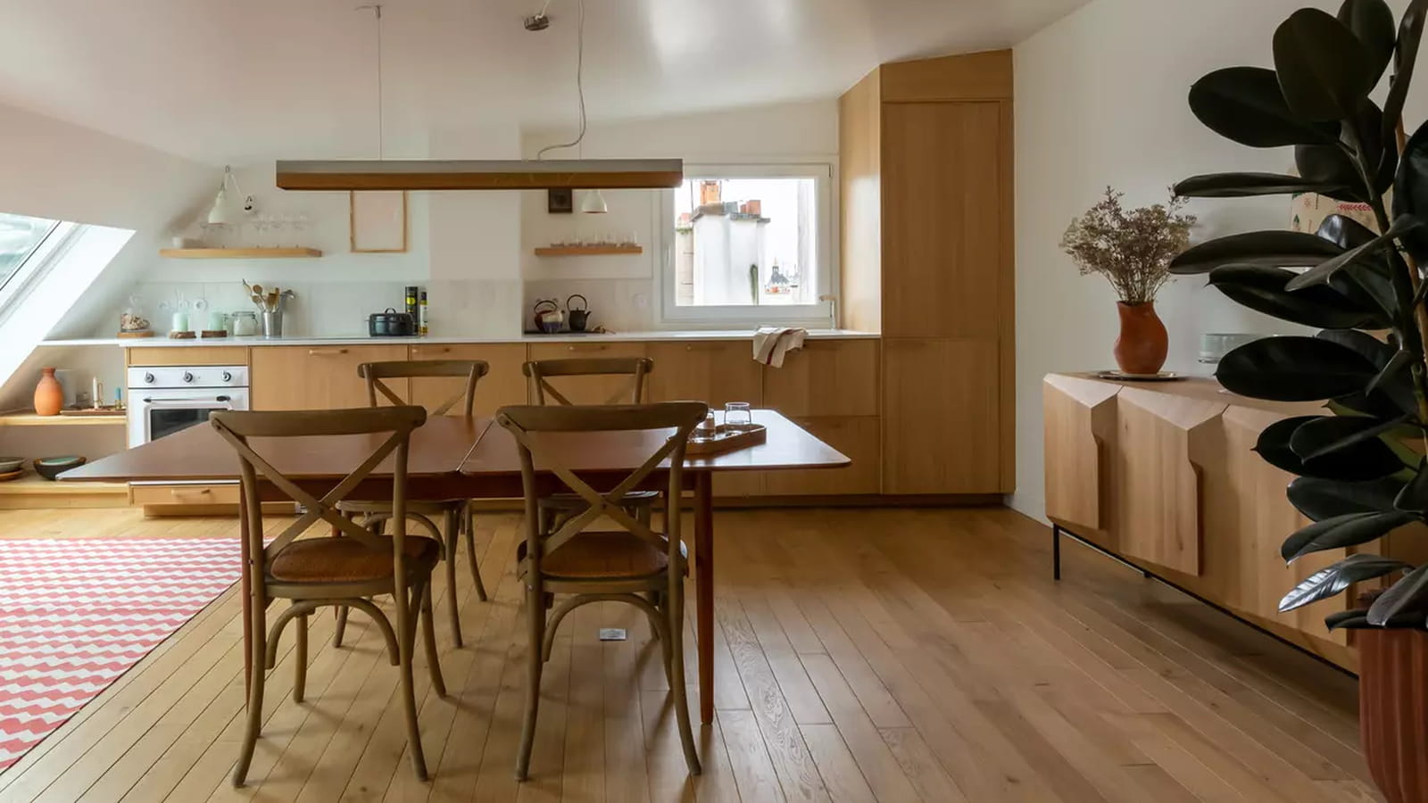 Cuisine boisée mansardée