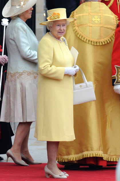 La reine Elizabeth II en robe et chapeau jaunes