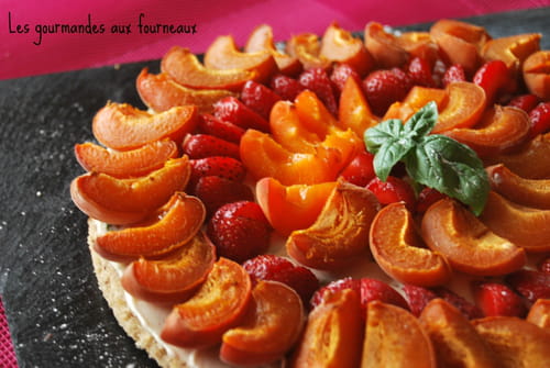 Tarte aux abricots, fraises et basilic