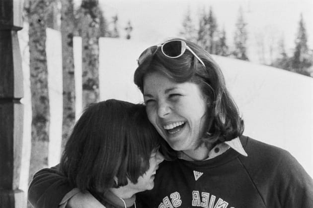 Instant complice avec sa petite sœur Stéphanie, janvier 1977