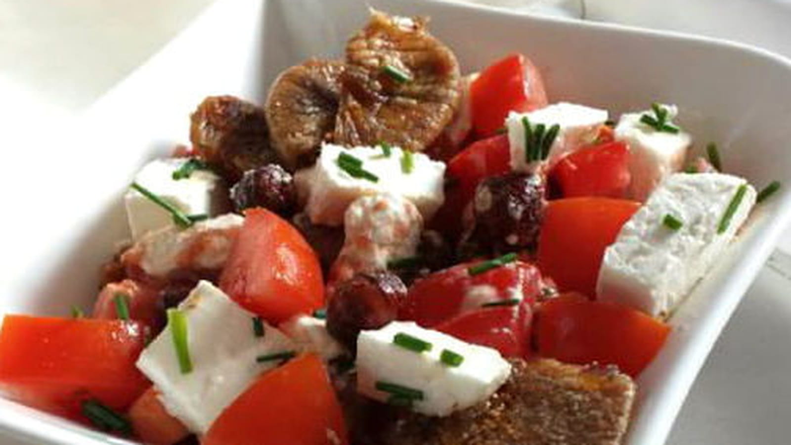 Salade tomates, figues, chèvre et noisettes