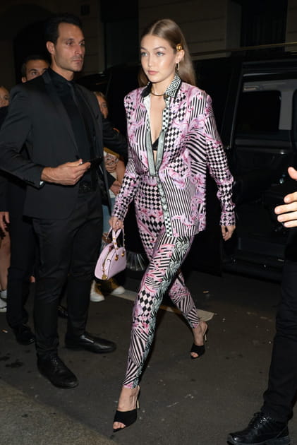 Gigi Hadid au d&icirc;ner Versace