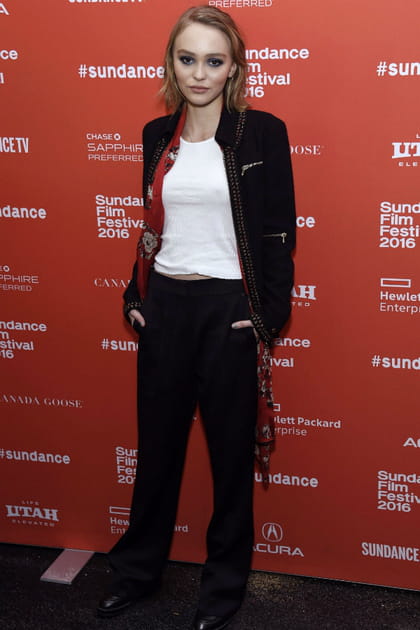 Lily-Rose Depp en T-shirt blanc et veste noire