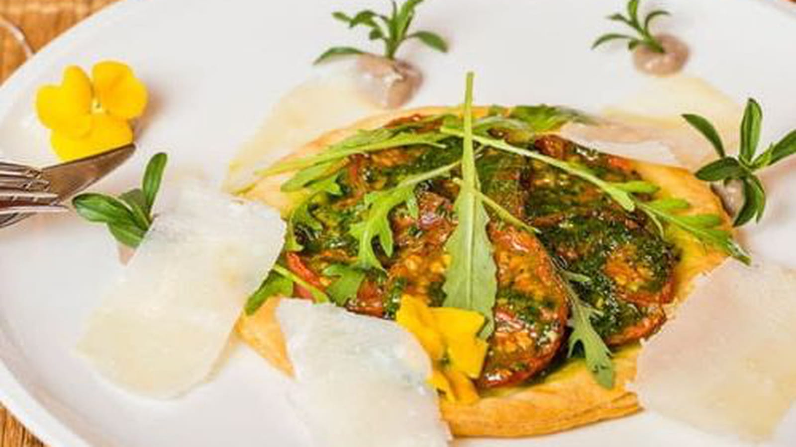 Tarte fine aux tomates cocktail, pesto et parmesan