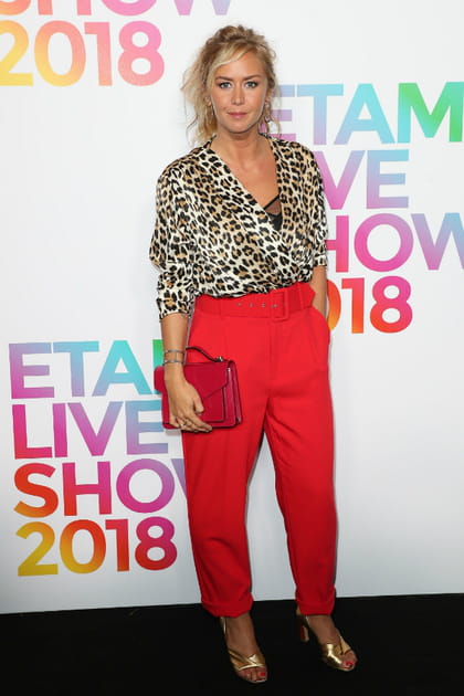 Enora Malagr&eacute; en chemisier l&eacute;opard