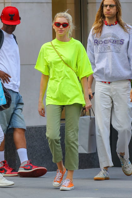 Elsa Hosk en T-shirt fluo