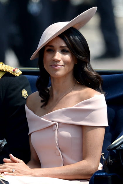 Meghan Markle et son top rose boutonn&eacute;