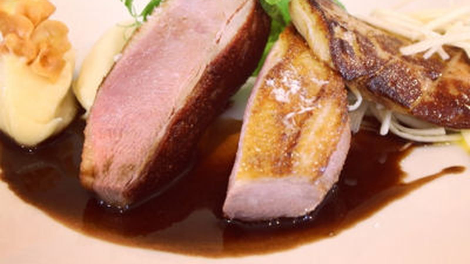 Canette rôtie aux épices, foie gras poêlé, panais