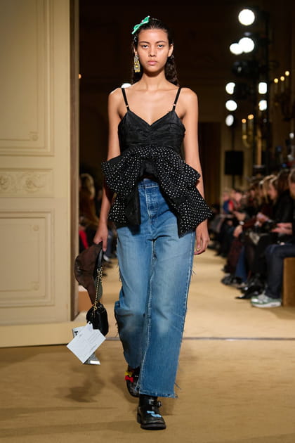 Top &agrave; fines bretelles et jean droit aper&ccedil;us sur le d&eacute;fil&eacute; Coach
